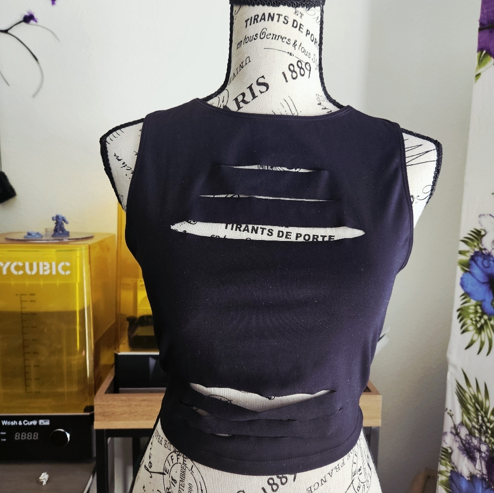 HALARA Midnight Cutout Crop Top